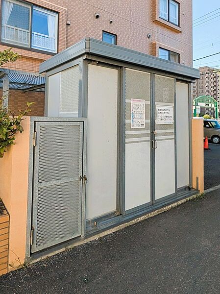 【駐車場、バイク置場】建物の中にあり風雨にさらされることなく愛車を守れる頼もしい自転車置き場！お出かけのときもぬれずに行き来できて、日々の暮らしをここちよく支えてくれます。