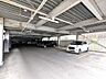 駐車場：【駐車場】雨や雪から大切な愛車を守ることができる屋根付きの駐車場スペース。天候に左右されず快適にお車の乗り降りが可能で、荷物の積み下ろしもスムーズに行える便利な環境が整えられています。
