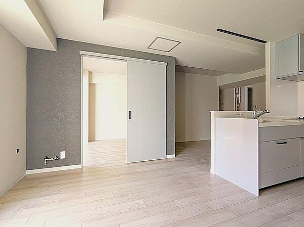 明るい光が差し込む心地よいリビング・ダイニングです♪ ナチュラルなフローリングでお部屋全体が温かい雰囲気に包まれています！家具のレイアウトもしやすそうですね。