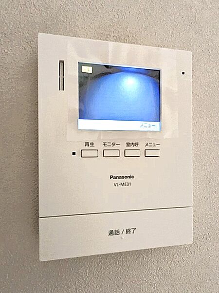 来訪者をしっかり確認できるモニター付きインターホンです♪ お部屋にいながら顔を見て対応できるので、セキュリティ面も安心ですね！