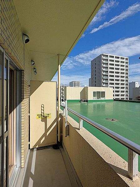 南向きならではの明るさが嬉しいバルコニーです♪ お洗濯物も気持ちよくスッキリと乾きます！周辺は落ち着いた住環境で、毎日の暮らしやすさもバッチリですよ。