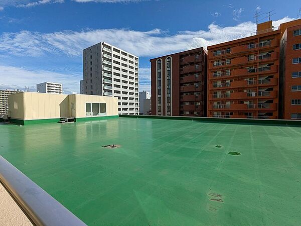 周辺の街並みが見渡せる開放的な景色です♪ お天気の良い日にはお散歩がてら大通公園や狸小路へも気軽に繰り出せます！アクティブな都会ライフを満喫できる魅力的な環境です。