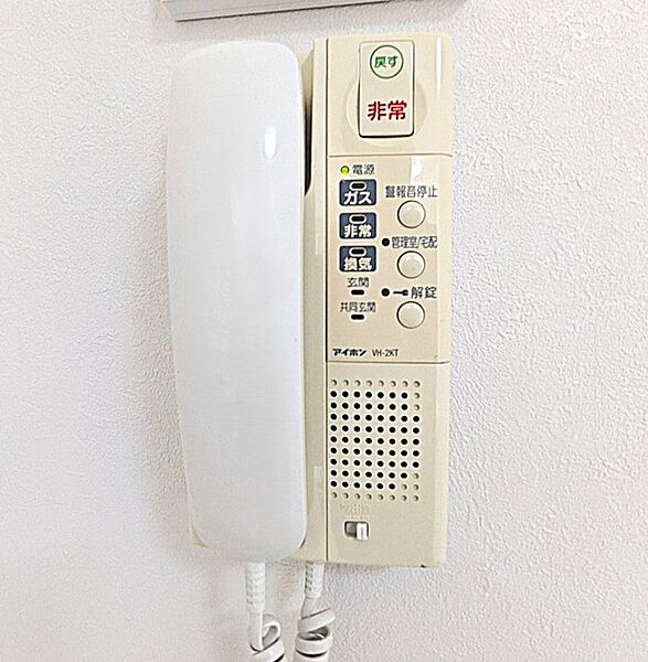 室内から来訪者をしっかり確認できるインターホンを設置。不在時の確認や防犯面でも頼もしく、小さなお子様のお留守番や夜間の対応時も安心です。ご家族の安全で穏やかな暮らしをしっかりと見守ります。