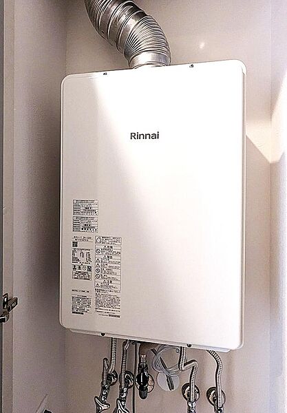 壁掛けタイプの給湯システムを採用し、効率的なお湯の供給を実現。キッチンや洗面所、お風呂での同時使用時も快適に温水をお届けします。毎日の家事をスムーズにし、暮らしの快適性を格段に高めます。