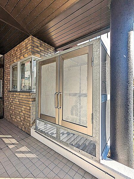 【ダストピット】敷地内に設置された専用のダストピットでゴミ出しも楽々。お部屋にゴミを溜め込むことなく室内を常に衛生的に保てます。日常の家事負担を減らし、忙しいファミリーの暮らしをサポートします。
