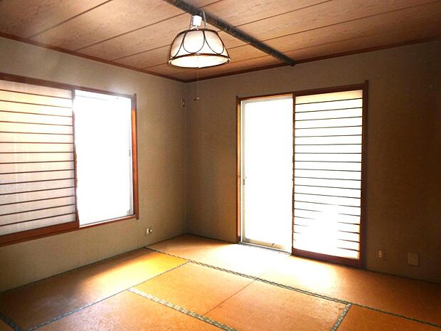 １階和室８畳、南と東に窓があります。リビングとの襖は、片寄ではなく両側に仕舞い込めます。
