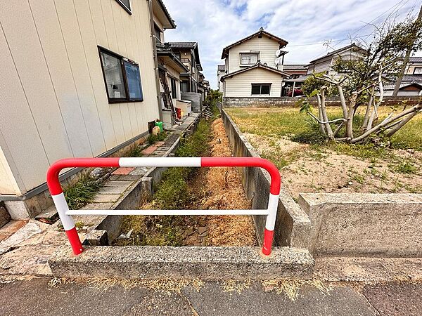 隣接する水路あり