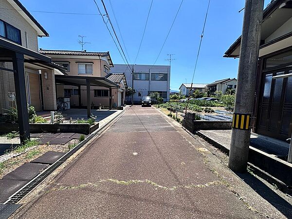 前面道路（奥は行き止まりです）