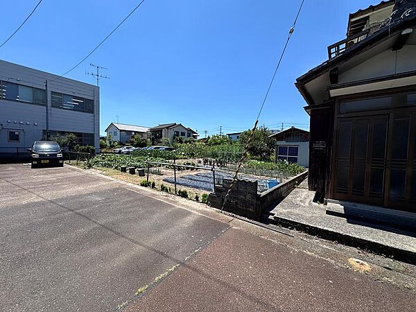 隣接地は畑となっております（2025年8月現在）