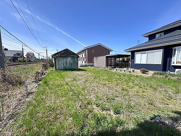 敷地内からの眺望　住宅よりも、畑、駐車場向けかもしれん