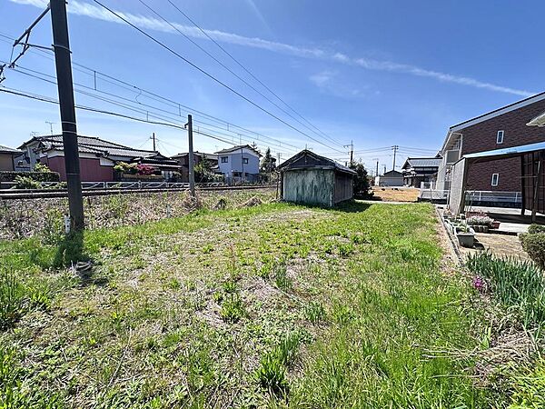 敷地内からの眺望　線路と隣接しているよ