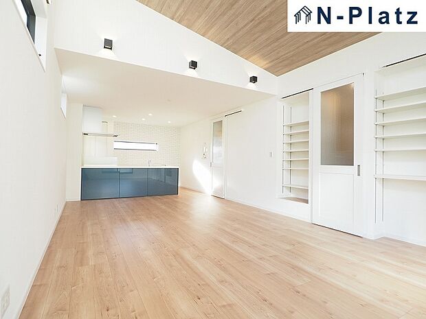 明るく広いリビングは採光良好です♪