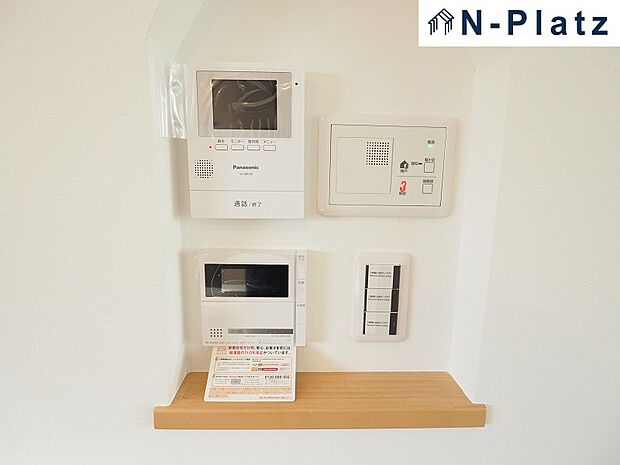 スイッチ関係はひとつの棚にまとめてあります