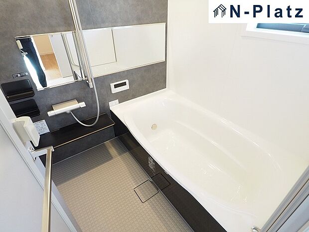 横に配置した鏡は浴室に奥行をもたらします