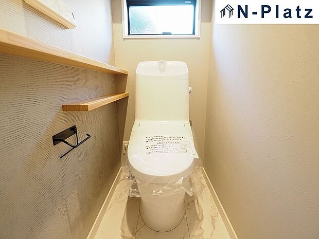 壁面に棚を設置して収納力向上