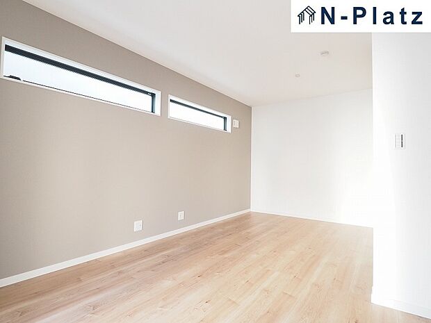 一面にアクセントクロスが貼られておしゃれですね☆彡