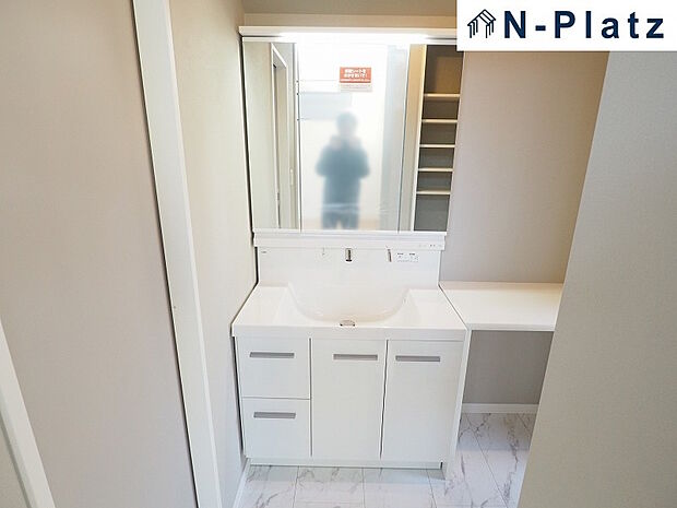 洗面コーナーは浴室を別位置に配置