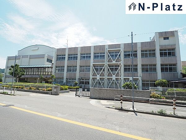 多井畑小学校まで約1400ｍ