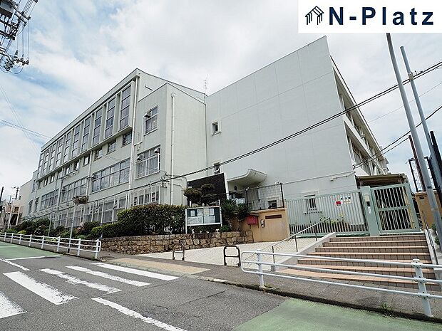 霞ケ丘小学校まで約600ｍ
