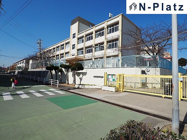 小束山小学校まで約1000ｍ