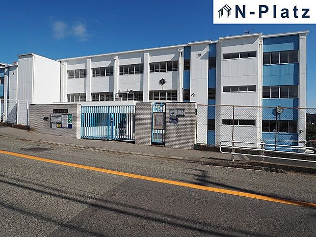 塩屋中学校まで約1300ｍ