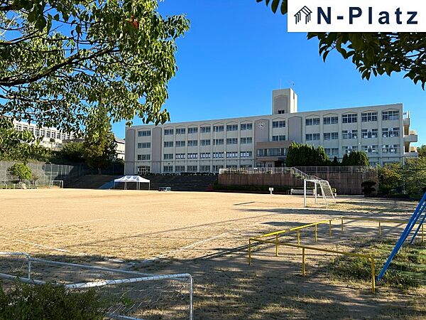 つつじが丘小学校まで約650ｍ
