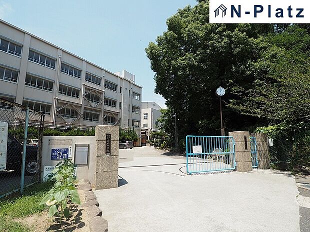 垂水中学校まで約1800m