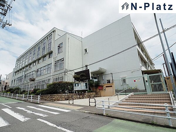 霞ケ丘小学校まで約750ｍ