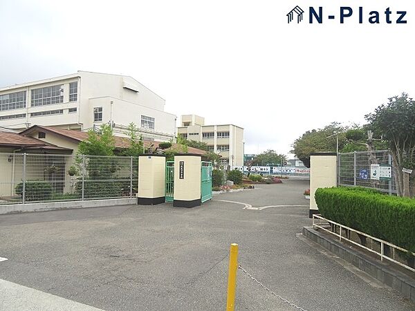 歌敷山中学校まで約1100ｍ