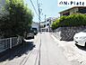 外観：前面道路はアスファルト舗装されております