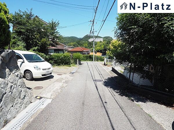 前道はアスファルト舗装済です