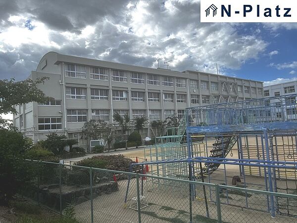 白川小学校まで約1100ｍ