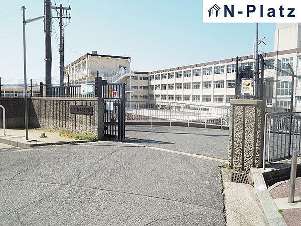 桃山台中学校まで約650ｍ