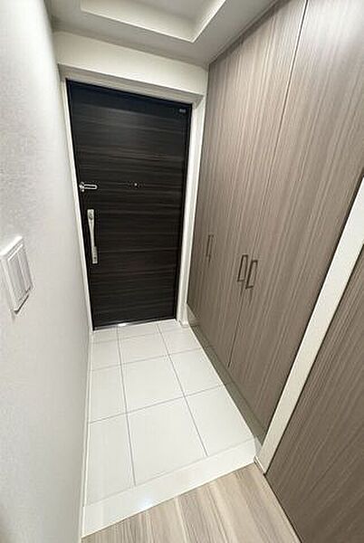 玄関玄関は人感センサー付照明で毎日をお出迎えします♪