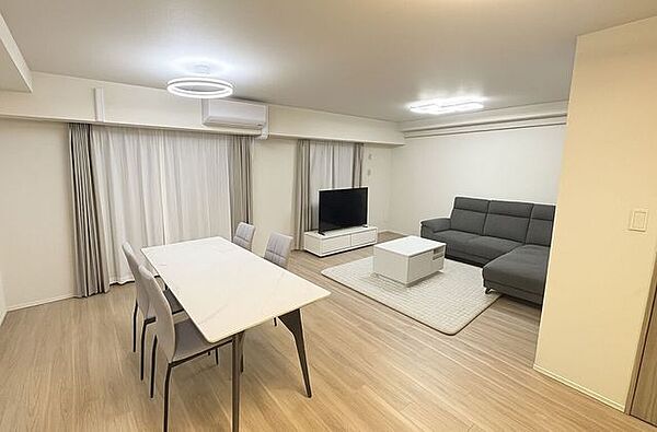 リビングLDKは約22．5帖♪開放感あふれるやすらぎ空間です♪※ステージング加工を施しています。