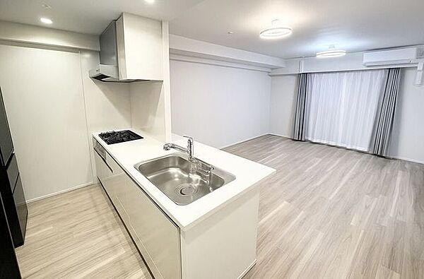 キッチンカウンターキッチンで料理中も家族団欒の時間を共有できます♪開放感あふれるやすらぎ空間です♪