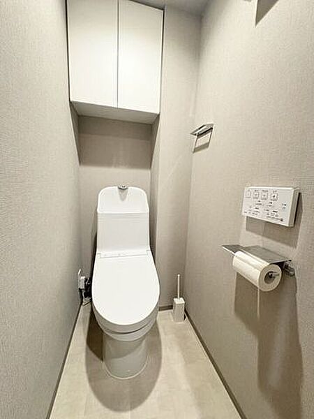 トイレ上部吊り戸棚があり、トイレットペーパーなどの日用品も収納できることにより生活感なく整理整頓ができます♪