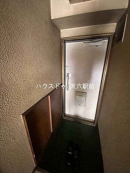 玄関はゆとりあるスペースを確保。廊下へまっすぐつながる動線で、室内が見えにくく来客時も安心で