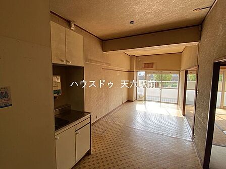奥行きのあるLDK。1階でも南側から光が入り、明るさを感じられる空間です