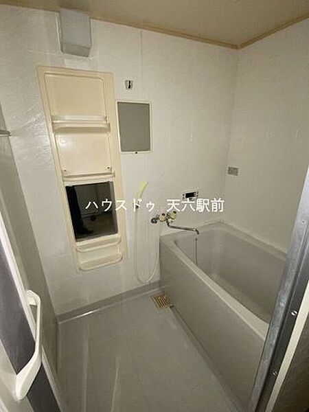 清潔感のある浴室。ゆったりと湯船につかれ、毎日の疲れを癒せます