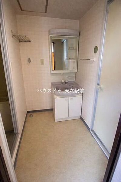 洗面台＋収納付きで、朝の身支度もスムーズ。脱衣所スペースも確保されています
