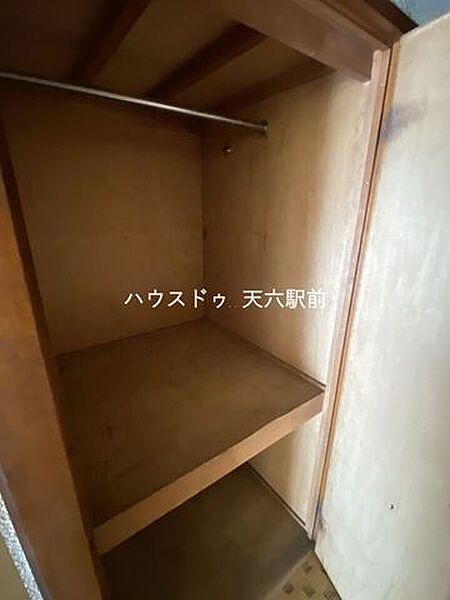 奥行きのある収納スペース。衣類や季節物もしっかり収まります