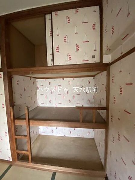 上下に分かれた押入れ収納。整理しやすく、居室を広く使えます