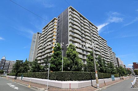 総戸数の多いビッグコミュニティ。敷地内は植栽も整い、落ち着いた雰囲気です