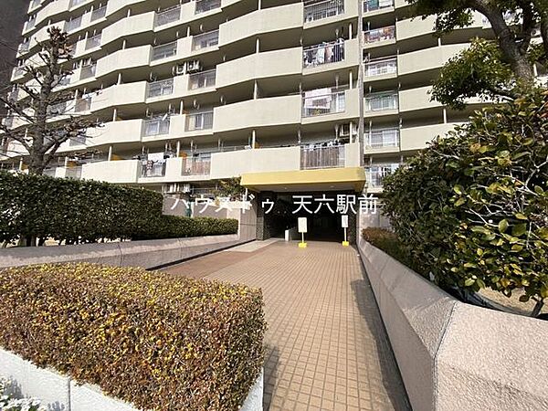 エントランスまでのアプローチはゆとりある設計。来客時も好印象の共用部です