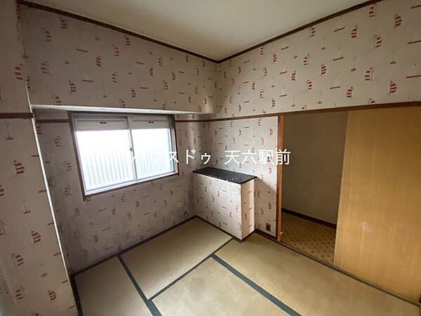窓からやわらかな光が入る和室。1階でも圧迫感を感じにくいお部屋です