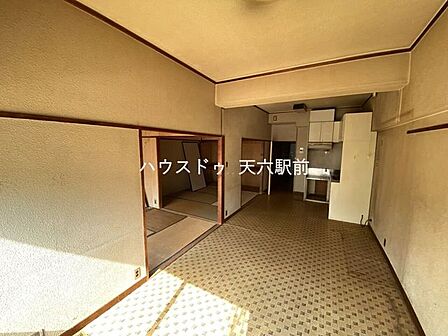 和室と洋室(LDK)がつながる続き間設計。家族構成に合わせて柔軟に使えます