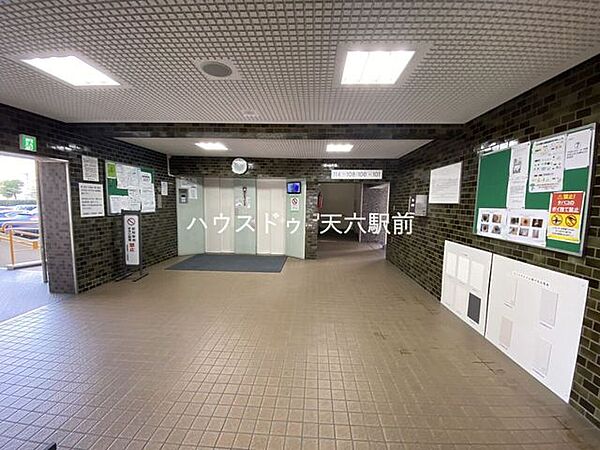 広々としたエレベーターホール。住民動線が整っており、毎日の出入りも快適です