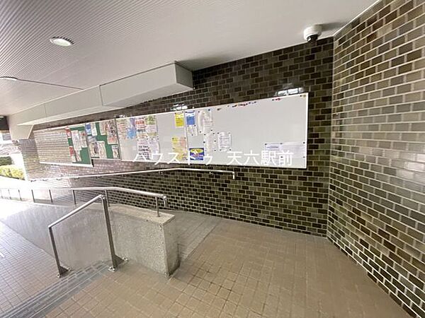 掲示板や共用設備が整った共用スペース。管理状況が良く安心感があります