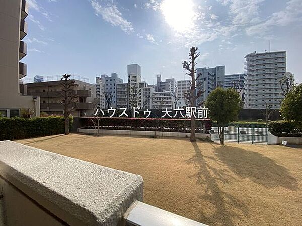 目の前は開放感のある敷地内空間。1階でも圧迫感が少なく、落ち着いた住環境です